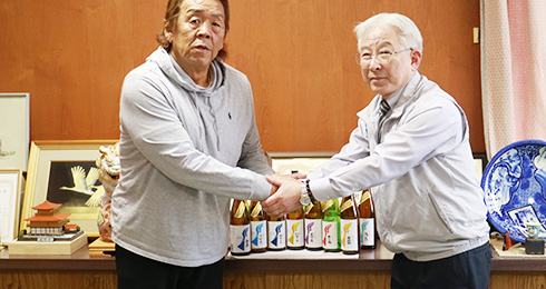 左：長州力氏、右：裏谷専務、石川県酒造組合連合会にて